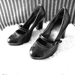 baby-doll black pump